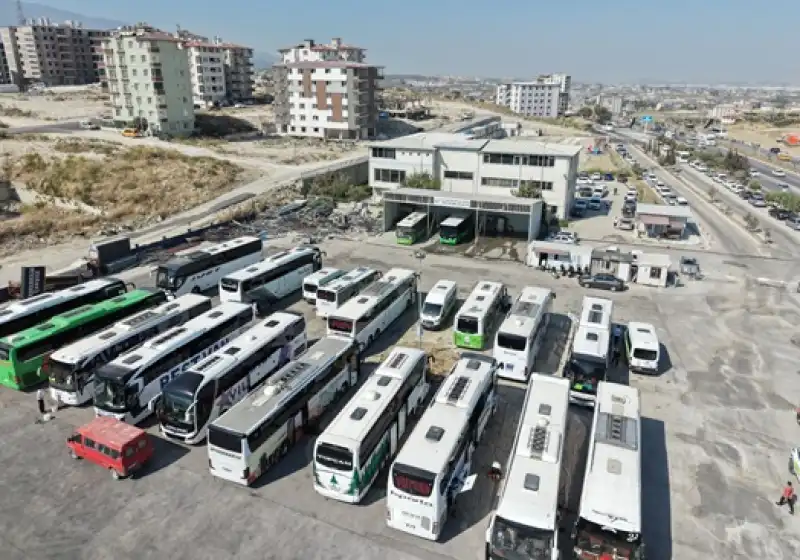 Büyükşehir Toplu Ulaşım Araçlarını Temizliyor