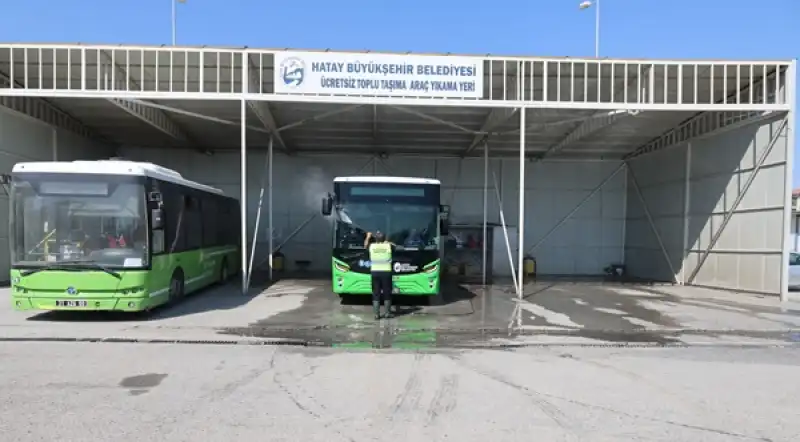 Büyükşehir Toplu Ulaşım Araçlarını Temizliyor