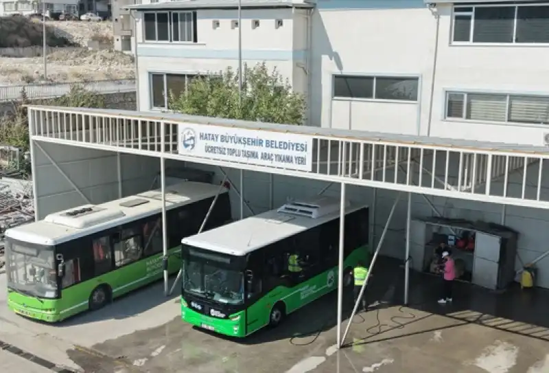 Büyükşehir Toplu Ulaşım Araçlarını Temizliyor