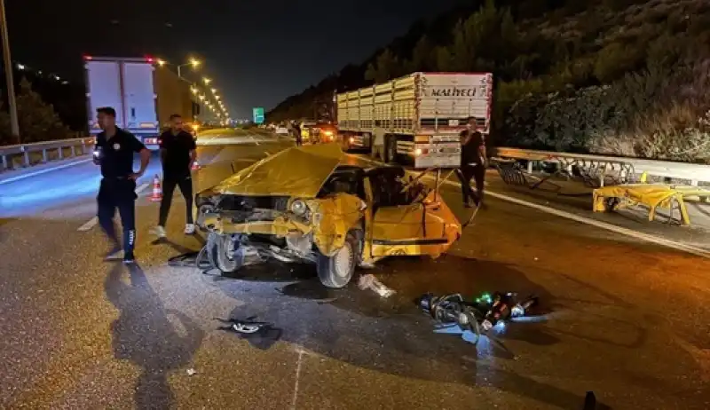 TIR İki Otomobile Çarptı: 1 Kişi Öldü, 4 Kişi Yaralandı!