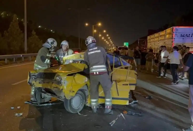 TIR İki Otomobile Çarptı: 1 Kişi Öldü, 4 Kişi Yaralandı!