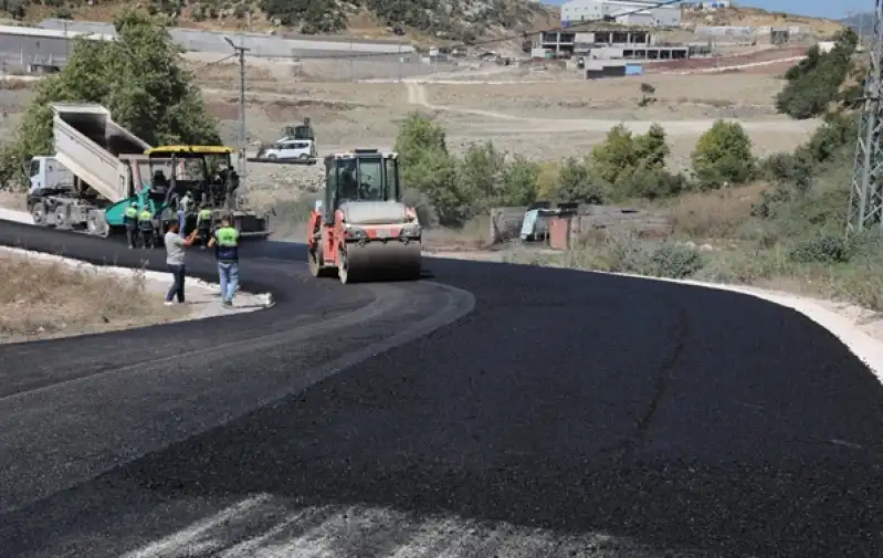 HBB, Yayladağı Dusduru Bağlantı Yolunda Beton Asfalt çalışmasını Sürdürüyor