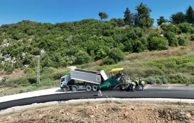 HBB, Yayladağı Dusduru Bağlantı Yolunda Beton Asfalt çalışmasını Sürdürüyor