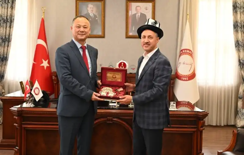 Kırgızistan'ın Ankara Büyükelçisi Ruslan Kazakbaev, Rektör Prof. Dr. Veysel Eren'i Ziyaret Etti.