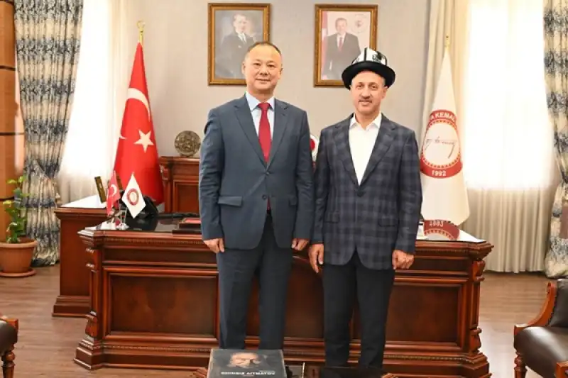 Kırgızistan'ın Ankara Büyükelçisi Ruslan Kazakbaev, Rektör Prof. Dr. Veysel Eren'i Ziyaret Etti.