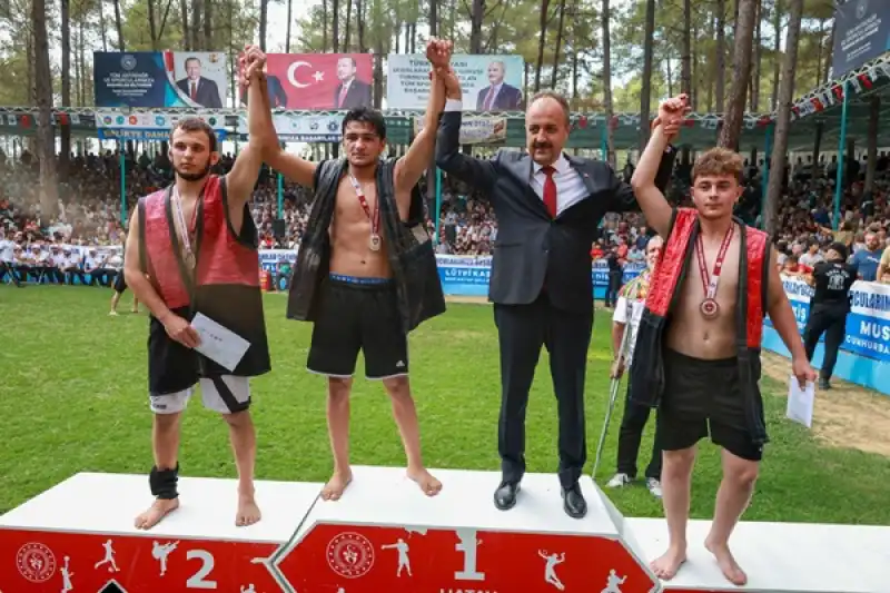 Festivalde Güreş Heyecanı Nefesleri Kesti