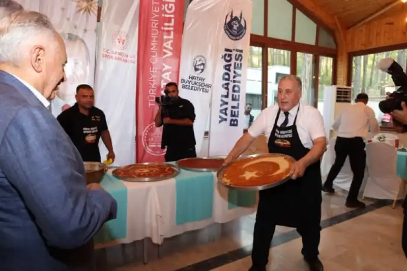 Binali Yıldırım’a, Tevfik Akar’dan Hatay Künefesi Şovu