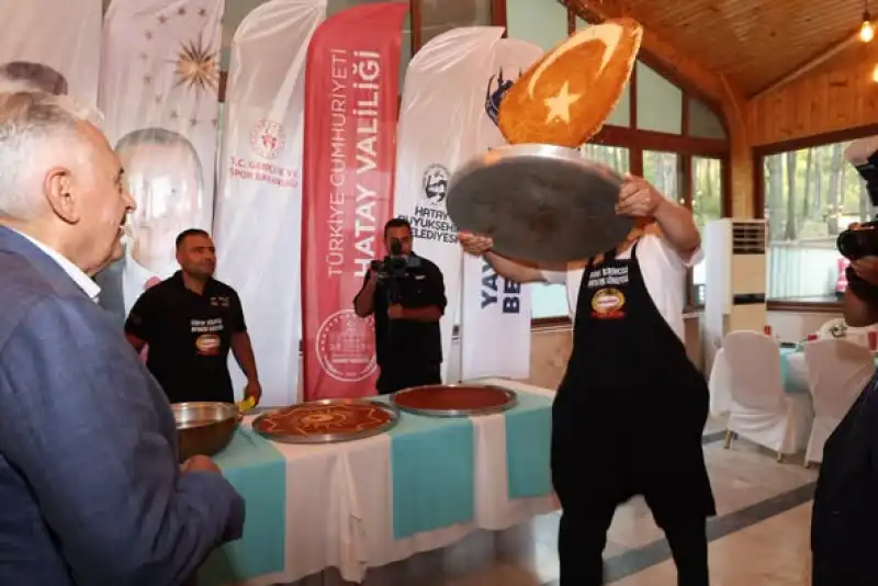 Binali Yıldırım’a, Tevfik Akar’dan Hatay Künefesi Şovu