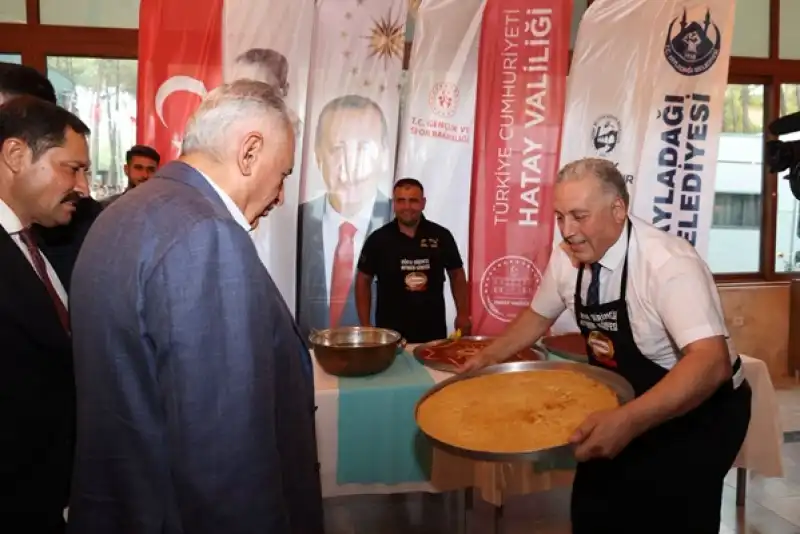 Binali Yıldırım’a, Tevfik Akar’dan Hatay Künefesi Şovu