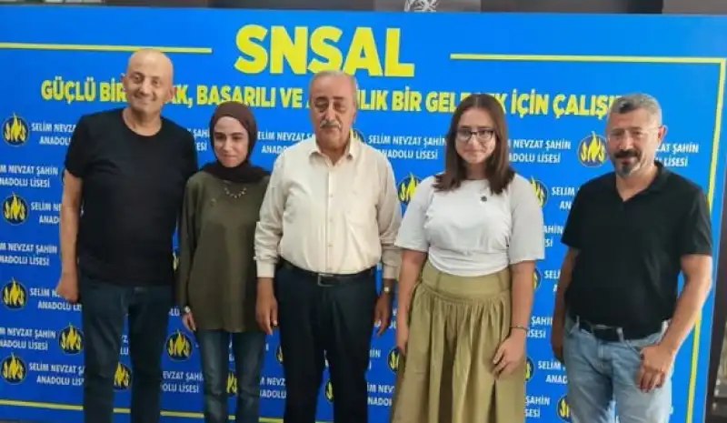 Defne'de Tercih Dönemi Heyecanı: Müdür Gülistan Danışma Masalarını Inceledi