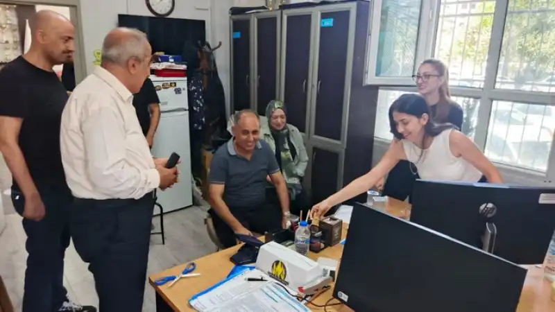 Defne'de Tercih Dönemi Heyecanı: Müdür Gülistan Danışma Masalarını Inceledi