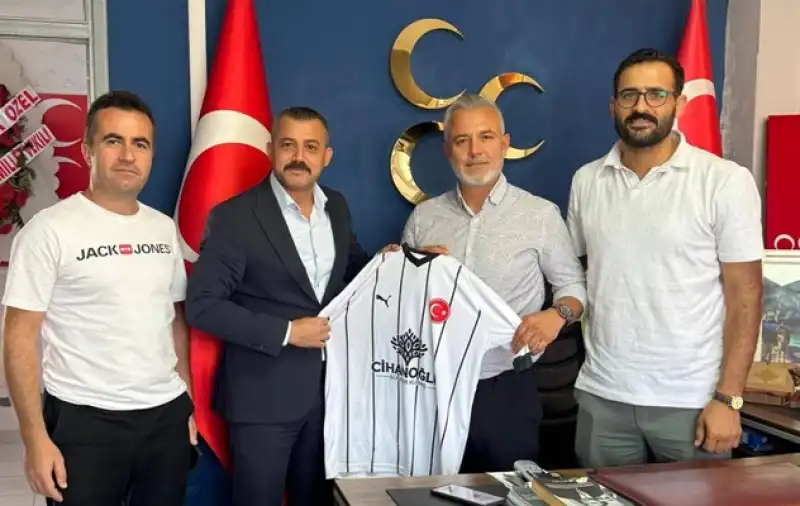 Başkan Türk’e İsmi Yazılı Altınözü FK Forması