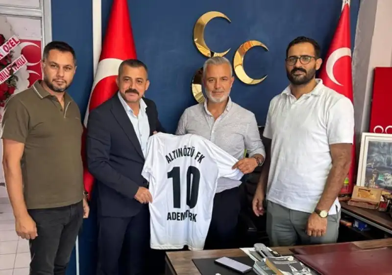 Başkan Türk’e İsmi Yazılı Altınözü FK Forması