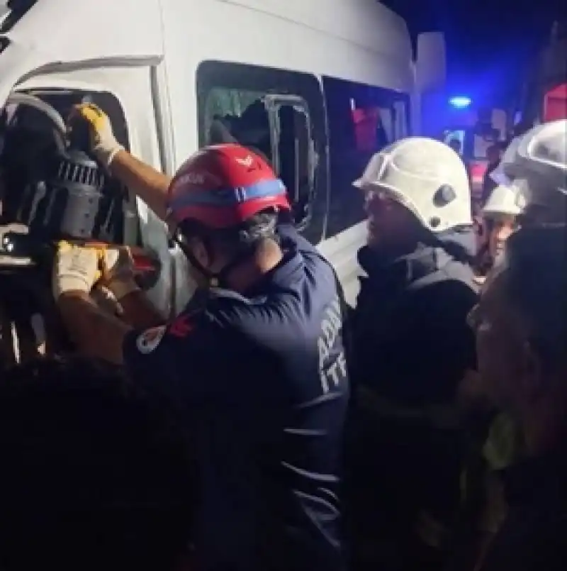 Erzin’de İşçi Servisi Tırla Çarpıştı: 1 Ölü, 15 Yaralı