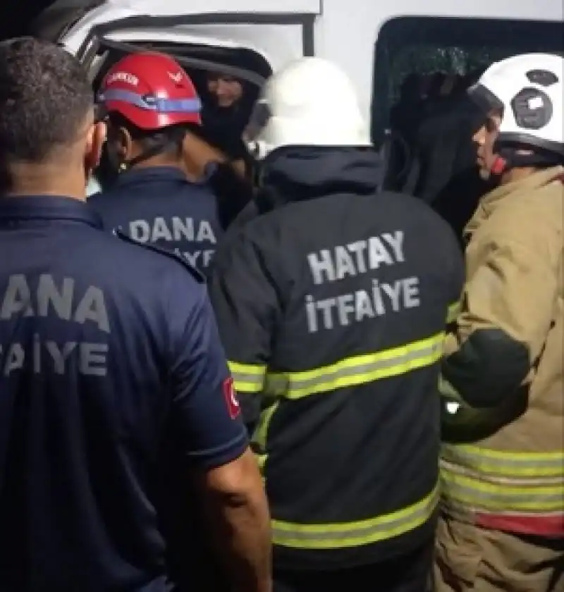 Erzin’de İşçi Servisi Tırla Çarpıştı: 1 Ölü, 15 Yaralı