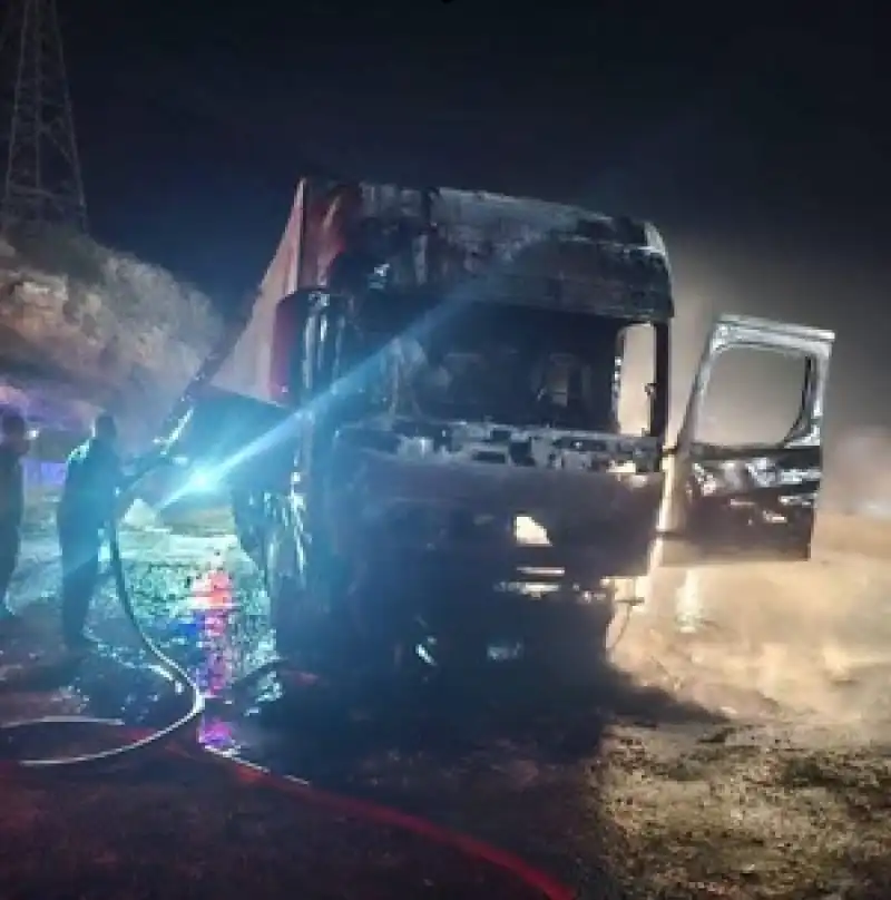Belen’de Seyir Halindeki TIR’da Yangın Paniği