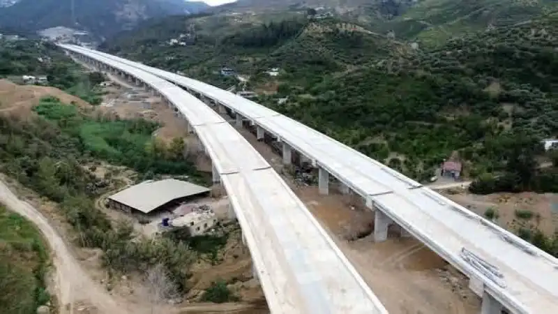 Belen’de Dev Otoyol Projesi İçin Şantiyede İnceleme