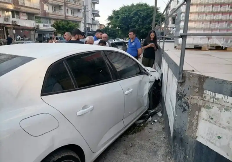 Otomobil Duvara Çarptı: Yaralanan Olmadı
