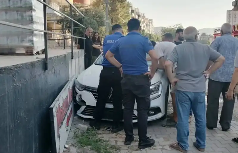 Otomobil Duvara Çarptı: Yaralanan Olmadı
