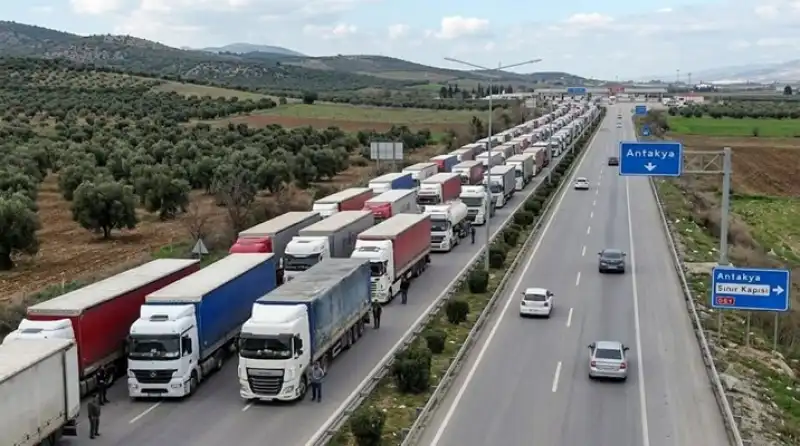 Cilvegözü’nde Tır Kuyruğu Çilesi: Vatandaşlardan Yetkililere Çağrı