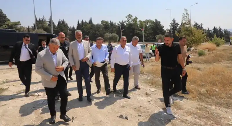 Başkan Öntürk Altınözü’nde: Asfalt çalışmaları Ve Yeni Sosyal Tesis Projesi Için Inceleme