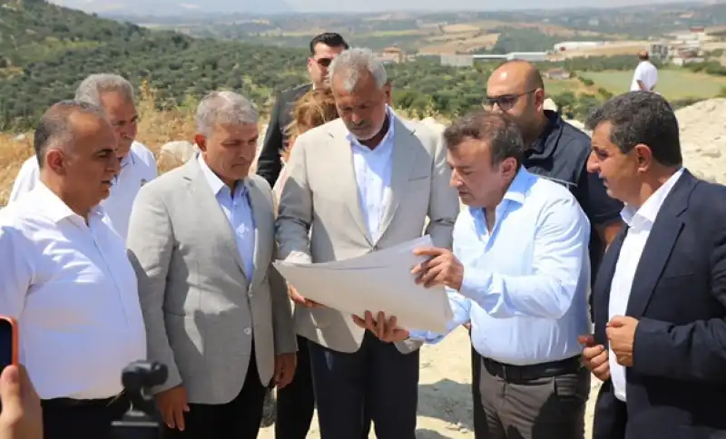 Başkan Öntürk Altınözü’nde: Asfalt çalışmaları Ve Yeni Sosyal Tesis Projesi Için Inceleme