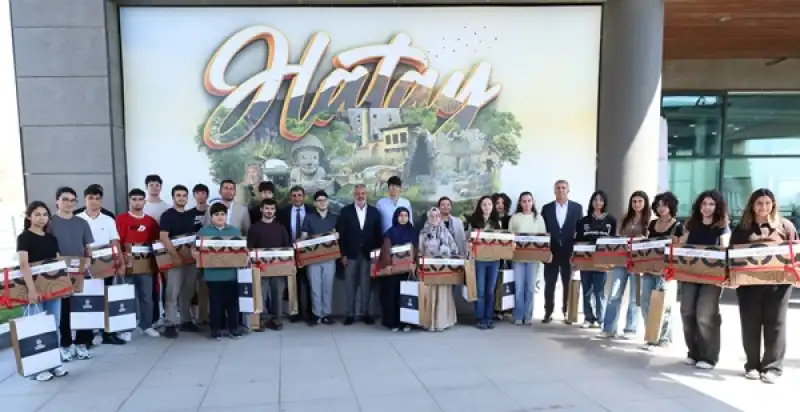 Hatay’ın Başarılı Gençleri ödüllerini Başkan Öntürk’ten Aldı