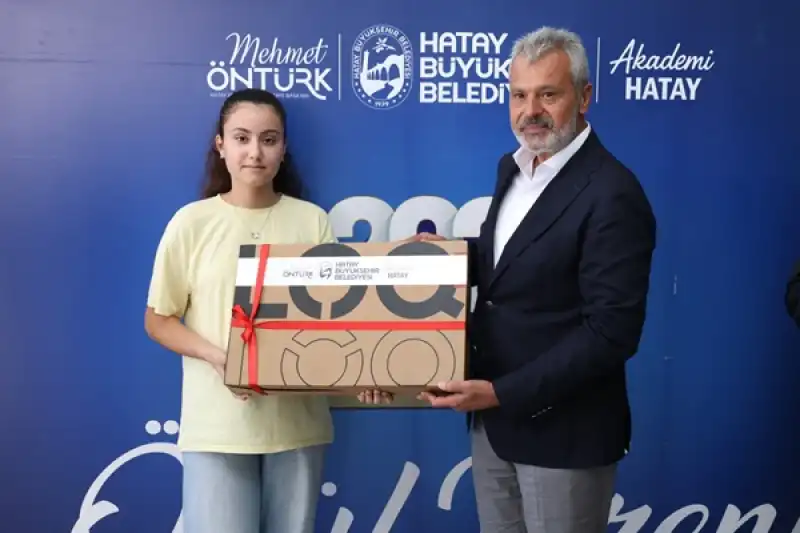 Hatay’ın Başarılı Gençleri ödüllerini Başkan Öntürk’ten Aldı