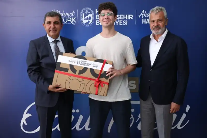 Hatay’ın Başarılı Gençleri ödüllerini Başkan Öntürk’ten Aldı