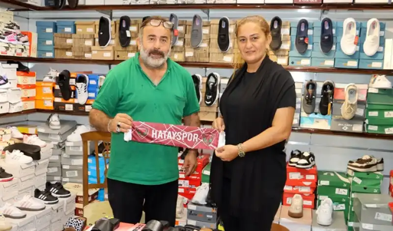Depremzedelerin Ablası Çilem Artan’a Hatayspor Atkısı