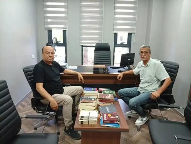 Şair Ali Parlak’tan Yayladağı’na Anlamlı Kitap Bağışı