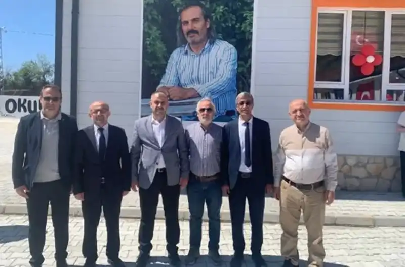 Şair Ali Parlak’tan Yayladağı’na Anlamlı Kitap Bağışı
