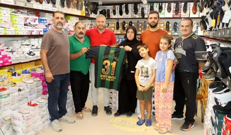 İzzet Nazlı’nın Anı Forması Annesine Teslim Edildi