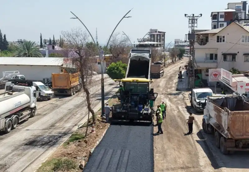 Kırıkhan’da 2 Bin Metrelik Asfalt Mesaisi