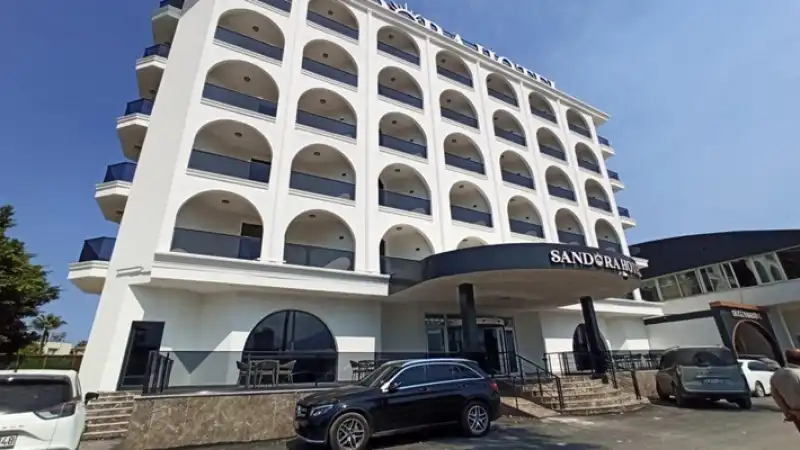 Arsuz’a Yeni Otel Yatırımı: Gold Sandora Kapılarını Açtı