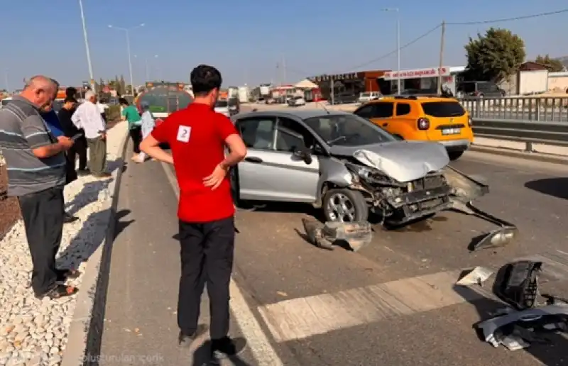 Kuzeytepe Üstgeçidinde 3 Araç Çarpıştı!