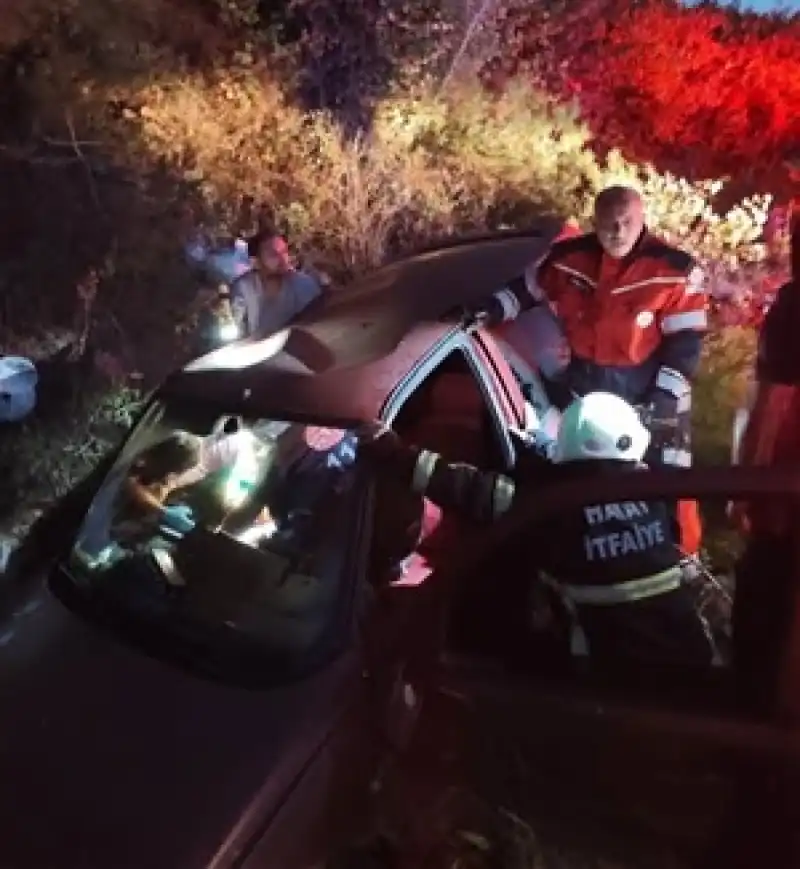 Yayla Yolunda Otomobil Menfeze Devrildi: 4 Yaralı