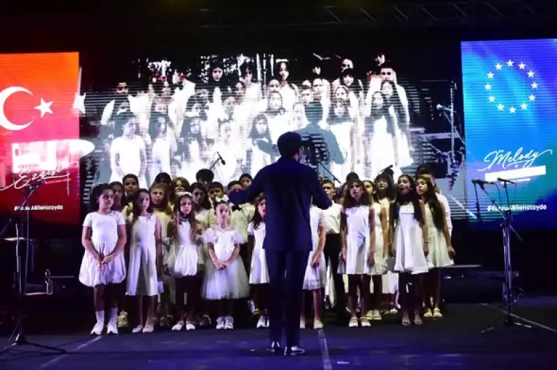 Karsu, Hatay’daki Dayanışma Konserinde Sevilen Eserlerini Seslendirdi