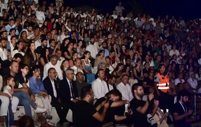 Karsu, Hatay’daki Dayanışma Konserinde Sevilen Eserlerini Seslendirdi