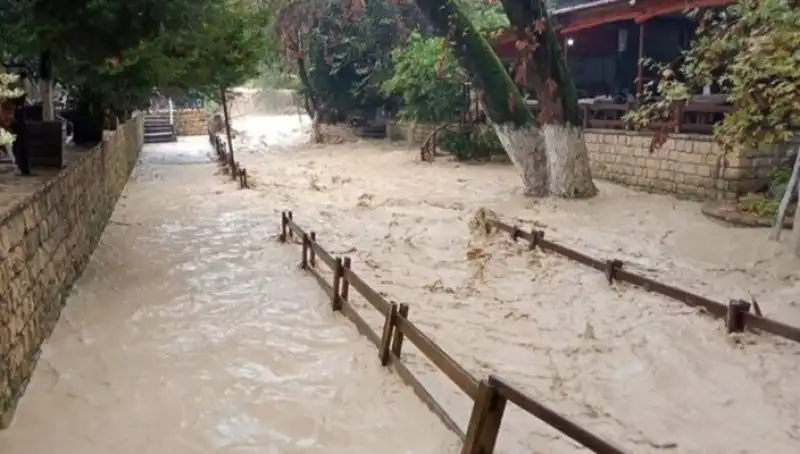 Samandağ Hıdırbey’de Dere Taştı, İşletmeleri Su Bastı