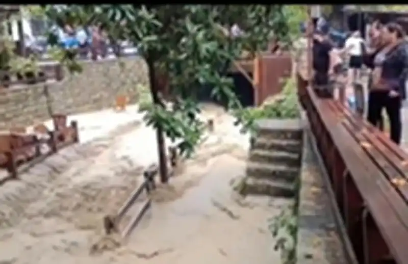 Samandağ Hıdırbey’de Dere Taştı, İşletmeleri Su Bastı