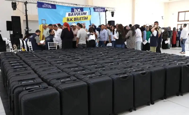 HBB 15 Ilçede üniversiteli Gençlere Bavul Dağıttı