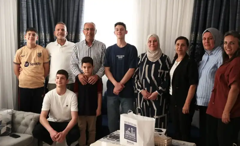 Başkan Yapar, Tıp Fakültesini Kazanan Öğrencileri Evinde Ziyaret Etti