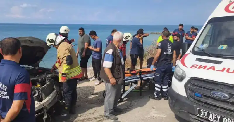 Arsuz’da Araç Sahile Devrildi!