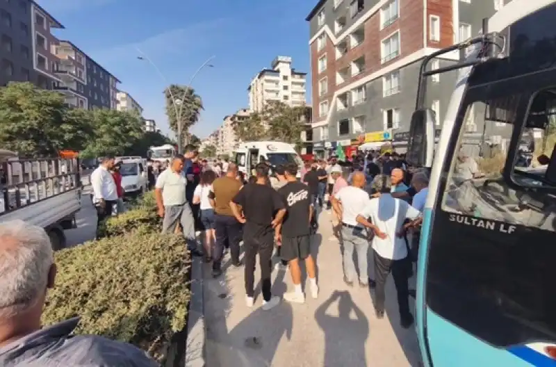 Defne Sümerler ‘de Motosiklet Ile Minibüs Çarpıştı: 3 Yaralı