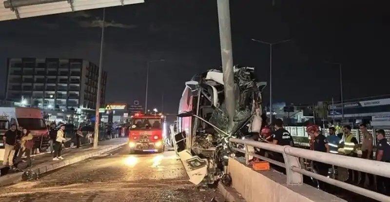 Hatay’dan Giresun’a Giden Yolcu Otobüsü Kaza Yaptı: 11 Yaralı