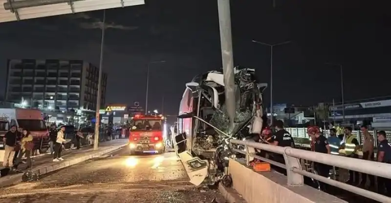 Hatay’dan Giresun’a Giden Yolcu Otobüsü Kaza Yaptı: 11 Yaralı