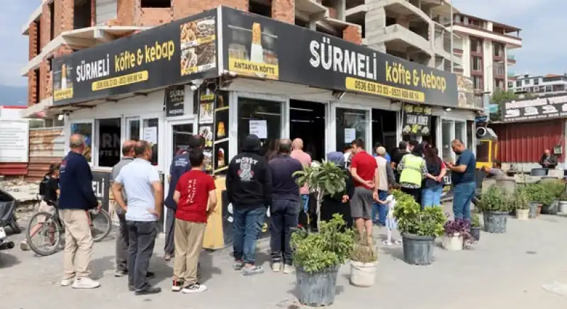Gün Boyu Ücretsiz Döner Dağıttılar
