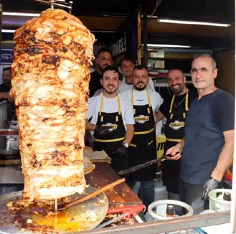 Gün Boyu Ücretsiz Döner Dağıttılar
