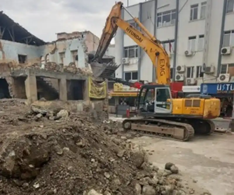 Tehlike Saçan, Tescilli Bina Tamamen Yıkıldı!